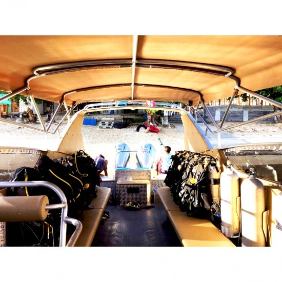 เรือทุ่นอลูมิเนียมสปีทโบ้ท รุ่น Bullet สำหรับดำน้ำ - อู่ต่อเรือ ตองหนึ่ง ภูเก็ต - เรือทัวร์สำหรับดำน้ำ  เรือทุ่นอลูมิเนียมสปีทโบ้ท  รือสปีทโบ้ท 